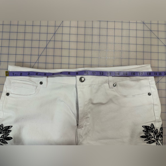 Suko stretch denim shorts with appliqué - Picture 5 of 5